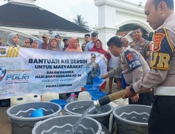 Ditlantas Polda Lampung Salurkan 16.000 Liter Air Bersih ke 100 KK di Pesawaran Sambut HUT Bhayangkara ke-80