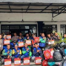 HUT Bhayangkara ke-80, Ditlantas Polda Lampung Bagikan 1000 Paket Sembako, Ojol Dibekali Safety Riding