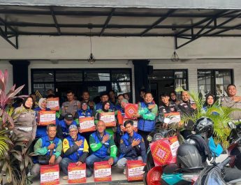 HUT Bhayangkara ke-80, Ditlantas Polda Lampung Bagikan 1000 Paket Sembako, Ojol Dibekali Safety Riding