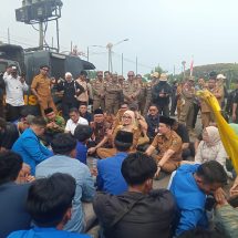 Wagub Jihan Sejukan Aksi Demo PMII di Gerbang Kantor DPRD Lampung