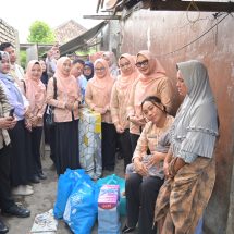Sentuh Langsung Keluarga Penerima Bantuan, Ketua TP PKK Lampung Selatan Perkuat Pendampingan Anak Berisiko Stunting