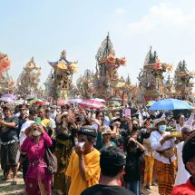 Bukan di Bali, Ngaben Massal Balinuraga Memikat Turis Italia dan Puluhan Ribu Pengunjung