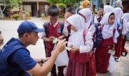 Kibarkan Merah Putih 81 Meter, Relawan Bakti BUMN Tutup Aksi Pengabdian di Desa Bulok