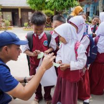 Kibarkan Merah Putih 81 Meter, Relawan Bakti BUMN Tutup Aksi Pengabdian di Desa Bulok