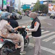 Biddokkes Polda Lampung Bagikan 500 Masker, Lindungi Masyarakat dari Dampak Abu Erupsi