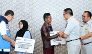 Jasa Raharja Serahkan Santunan kepada Dua Ahli Waris Korban KM Virgo Transport 8 di Jawa Barat