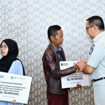 Jasa Raharja Serahkan Santunan kepada Dua Ahli Waris Korban KM Virgo Transport 8 di Jawa Barat