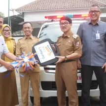 Bank Lampung Hibahkan Mobil Ambulan dalam Mendorong Layanan Kesehatan