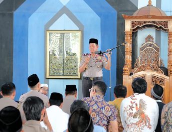 Salat Jumat Keliling di Masjid Airan, Kapolda Lampung Perkenalkan Diri dan Tegaskan Semangat Polisi untuk Masyarakat